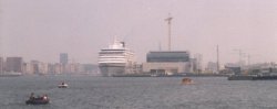 Quel gros bateau!