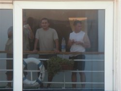 Nous, dans le reflet de la vitre du bateau