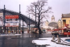 Devant le palais Prumyslovy